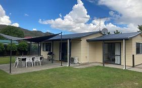 Sunny Escape In Old Cromwell